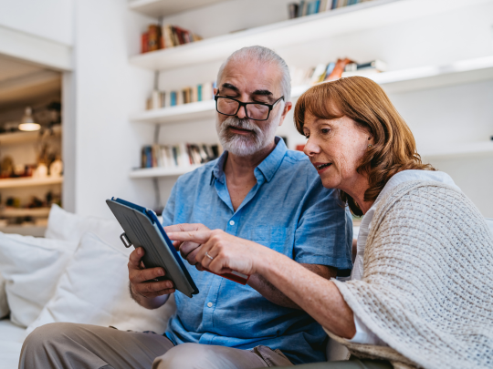 Website 540x405 people app device